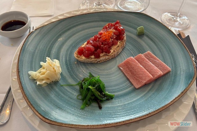 Tosta de tartar y sashimi de at�n