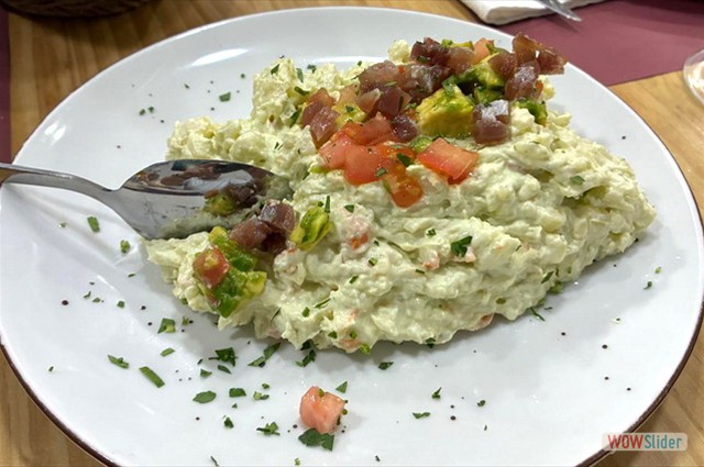 Ensaladilla de aguacate con atun marinado