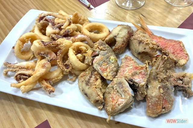 Fritura de calamares y salmonetes
